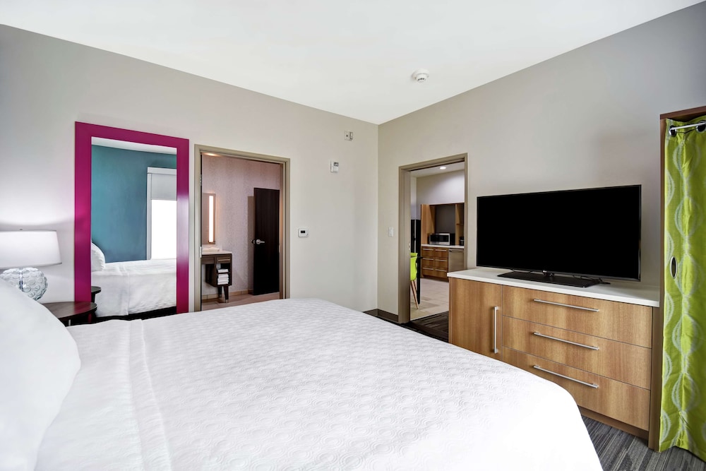 Suite, 1 King Bed, Accessible, Bathtub photo 2