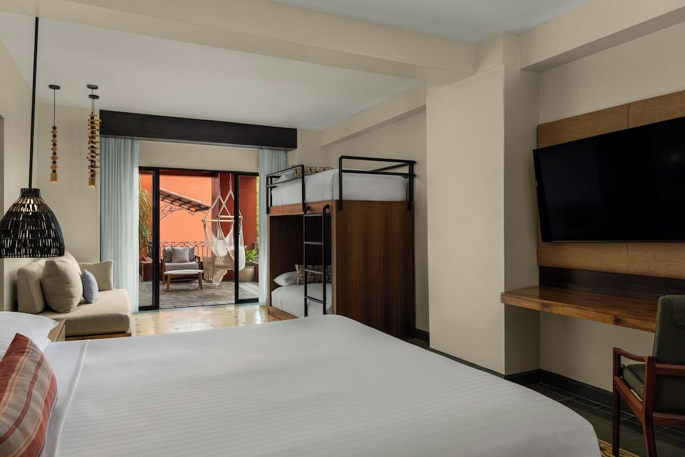 Family Room, 1 King Bed, Non Smoking - Photo 4