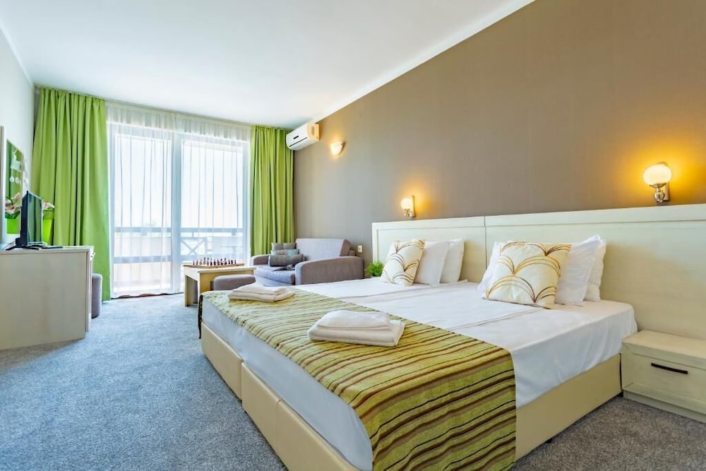 Family Double or Twin Room, Balcony, Partial Sea View