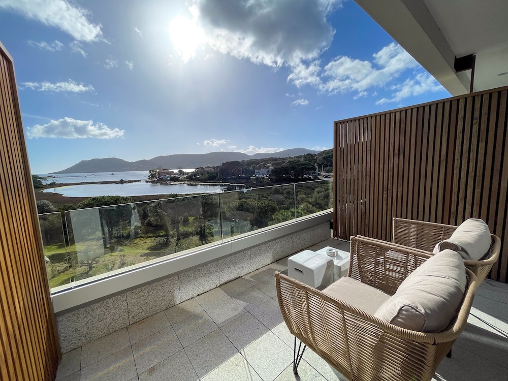Deluxe Room, 1 King Bed, Balcony, Sea View - Photo 3