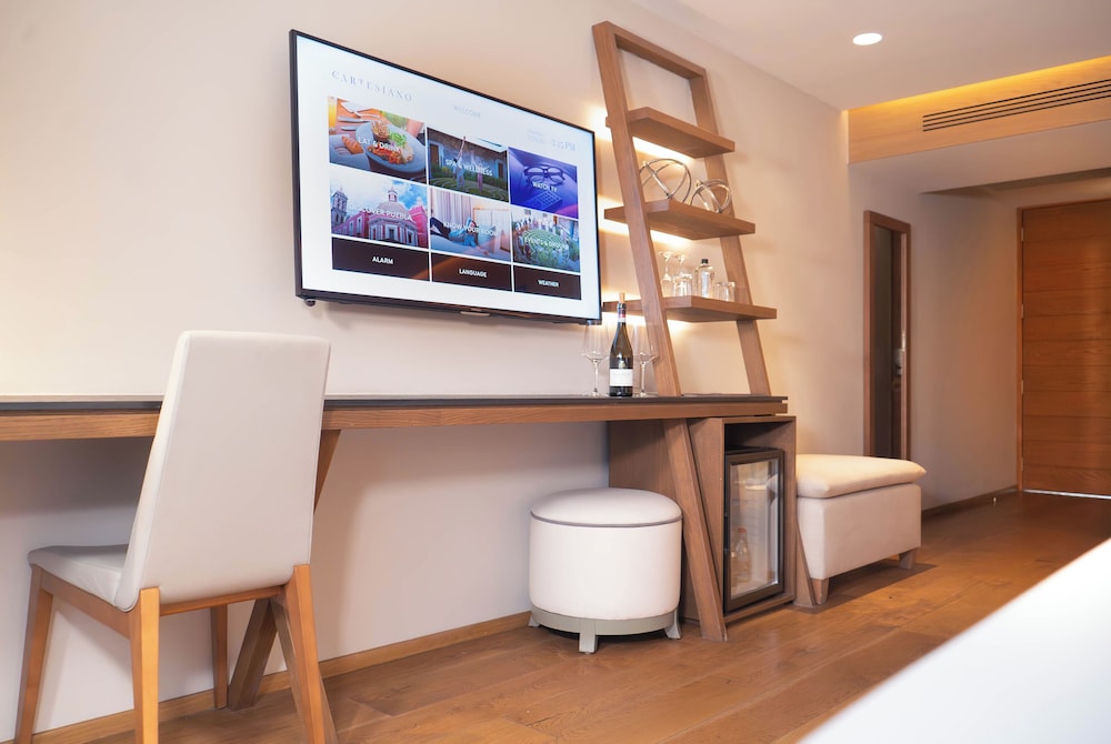 Habitación superior, una cama de matrimonio grande, vistas a la ciudad (Superior balcón)