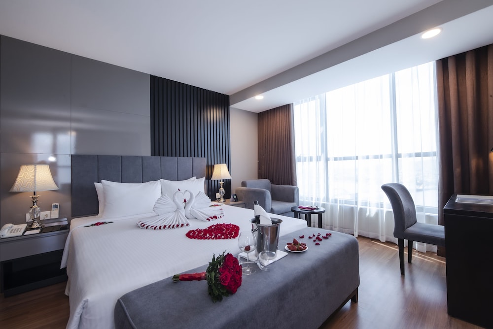 Executive Suite, City View photo 2