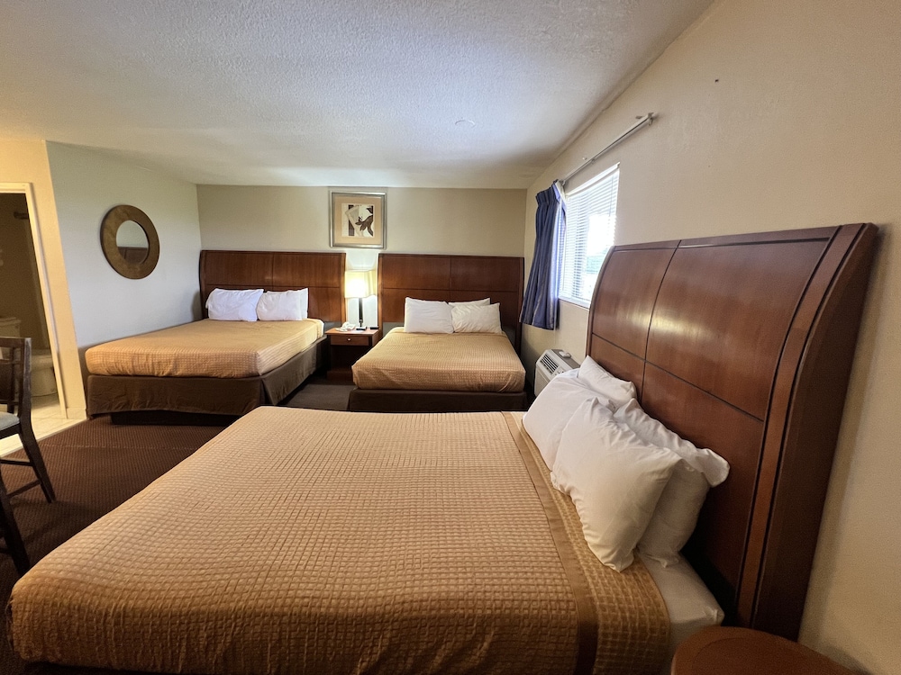 Room, Multiple Beds, Non Smoking (3 Double Beds Deluxe) photo 1