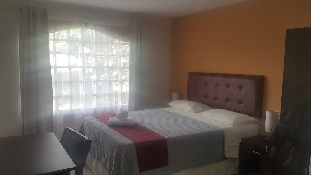 Standard Room, 1 Queen Bed, Private Bathroom photo 3