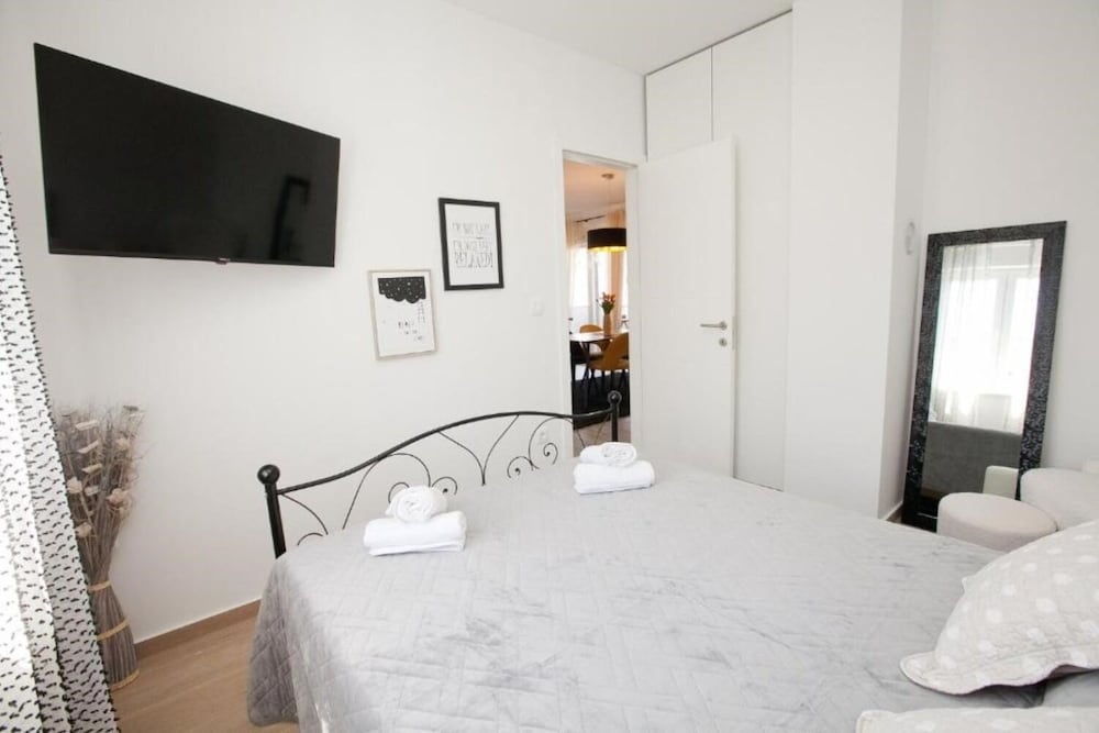 Apartment (Mat-Deluxe With Free Parking - A1(4))