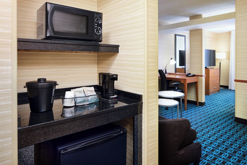 Room, 1 King Bed (Mobility/Hearing Access, Roll-In Shwr) photo 2
