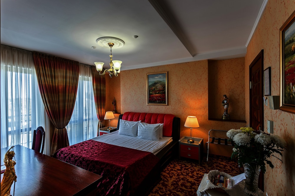Grand Room, 1 Bedroom, Balcony, City View