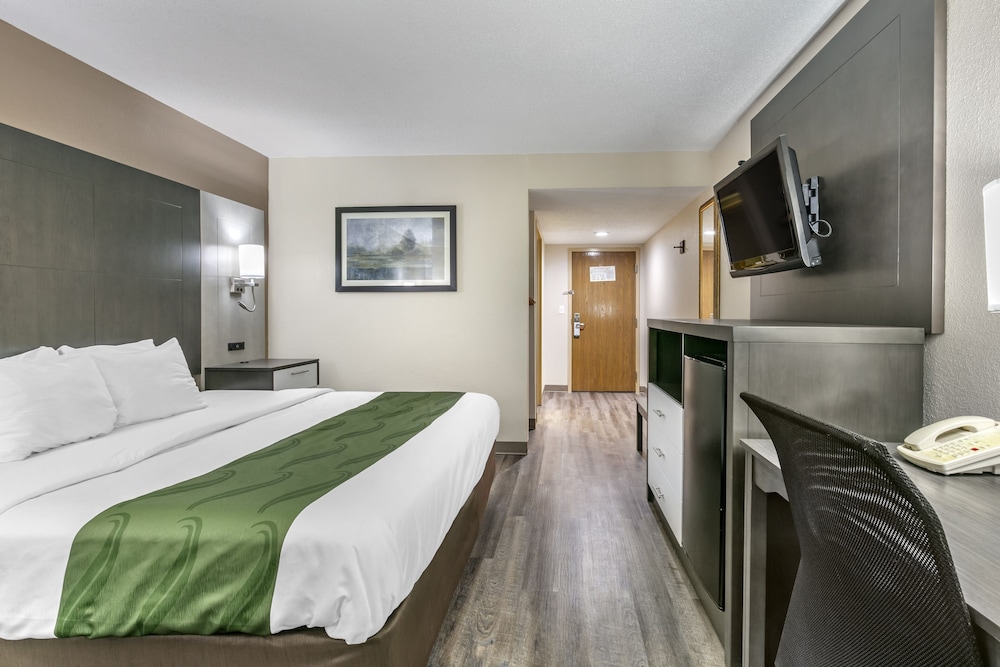 Standard Room, 1 King Bed, Non Smoking - Photo 3