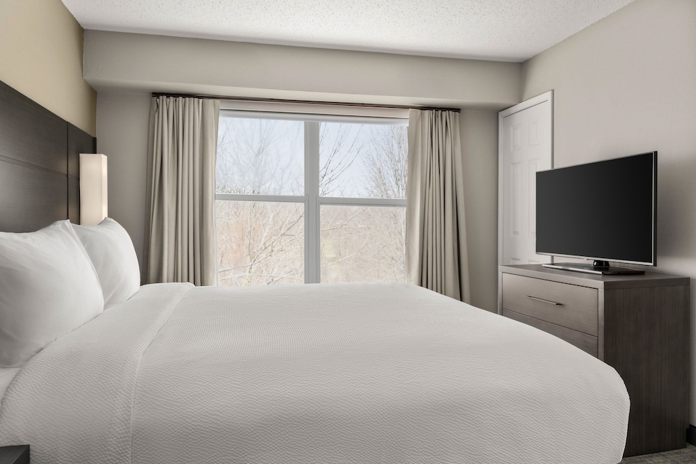Suite, 2 Bedrooms (Mobility Accessible, Roll-In Shower) photo 2