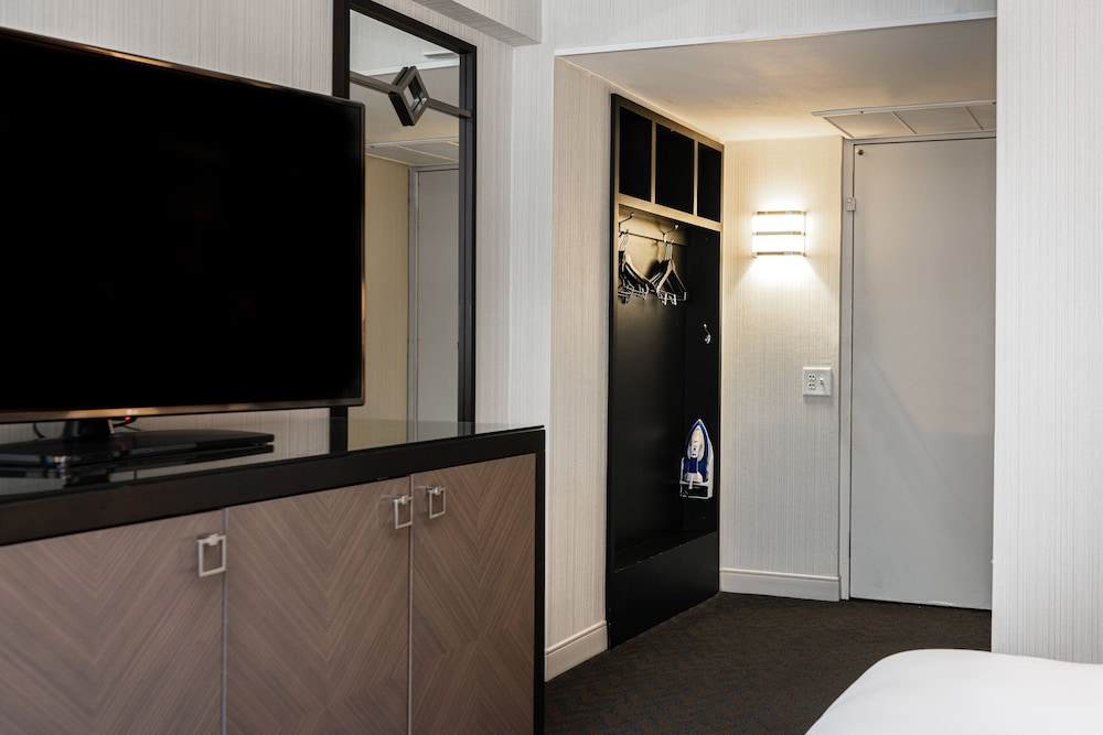 Traditional Room, 1 King Bed, City View - Photo 3