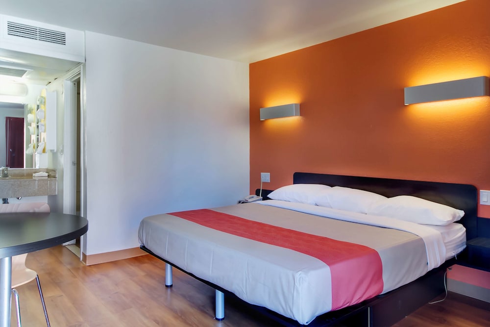 Deluxe Room, 1 Queen Bed, Non Smoking, Refrigerator & Microwave