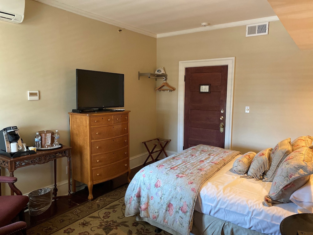 Room, 1 Queen Bed, Non Smoking, Balcony (Iris)