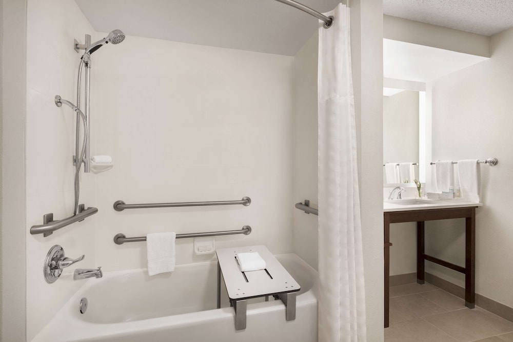 Suite,One Queen Accessible BathTub Nonsmoking - Photo 6
