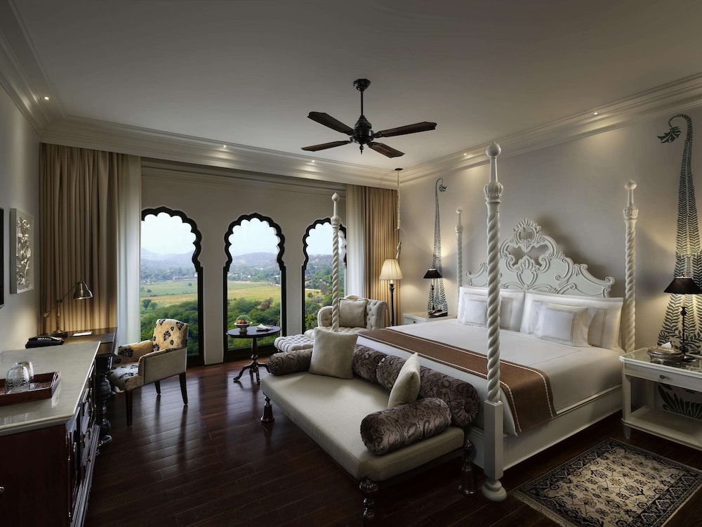 Signature Room, 1 King Bed - Photo 1
