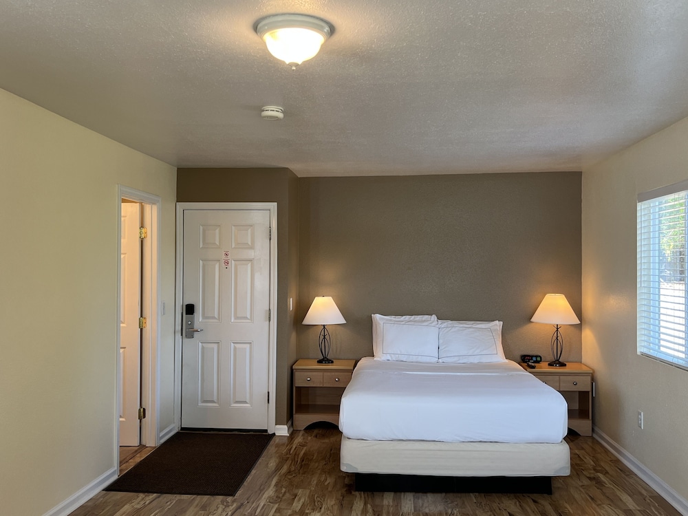 27 Waterfront Cottage 1 Queen Bed photo 2