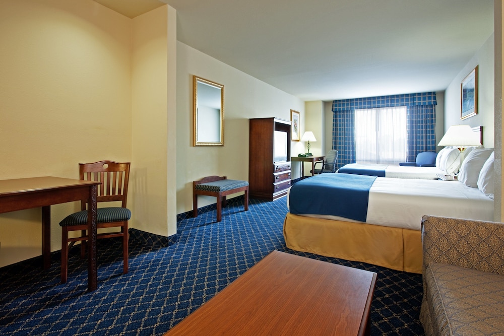 Suite, 2 Queen Beds - Photo 3