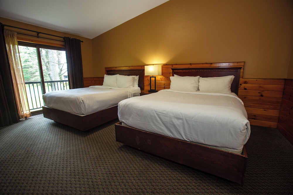 Pine Lodge, Deluxe 2 Queen Beds