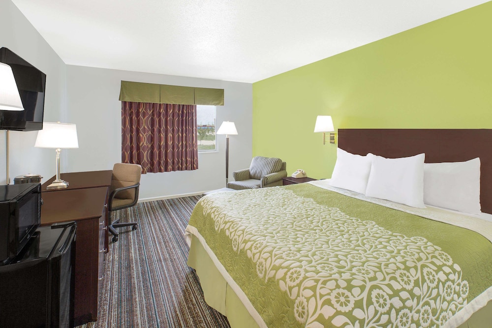 Standard Room, 1 King Bed - Photo 2