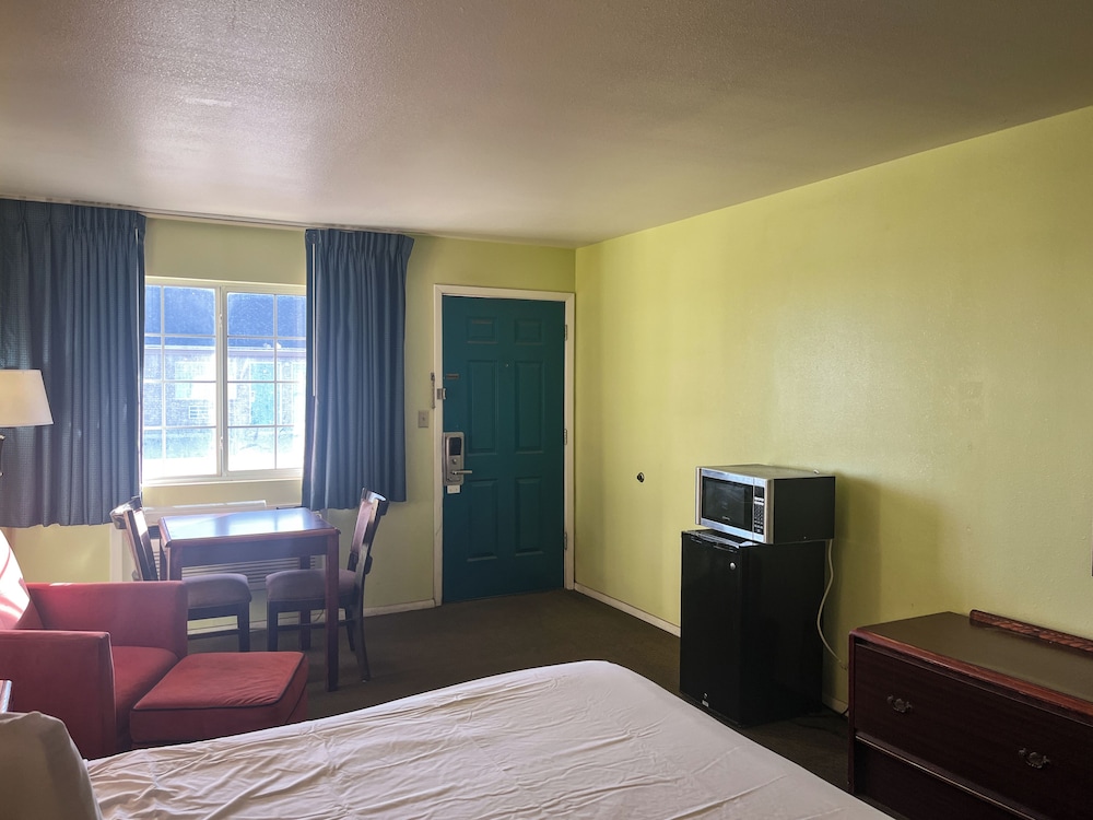 Deluxe Room, 1 King Bed, Smoking, Refrigerator & Microwave photo 2
