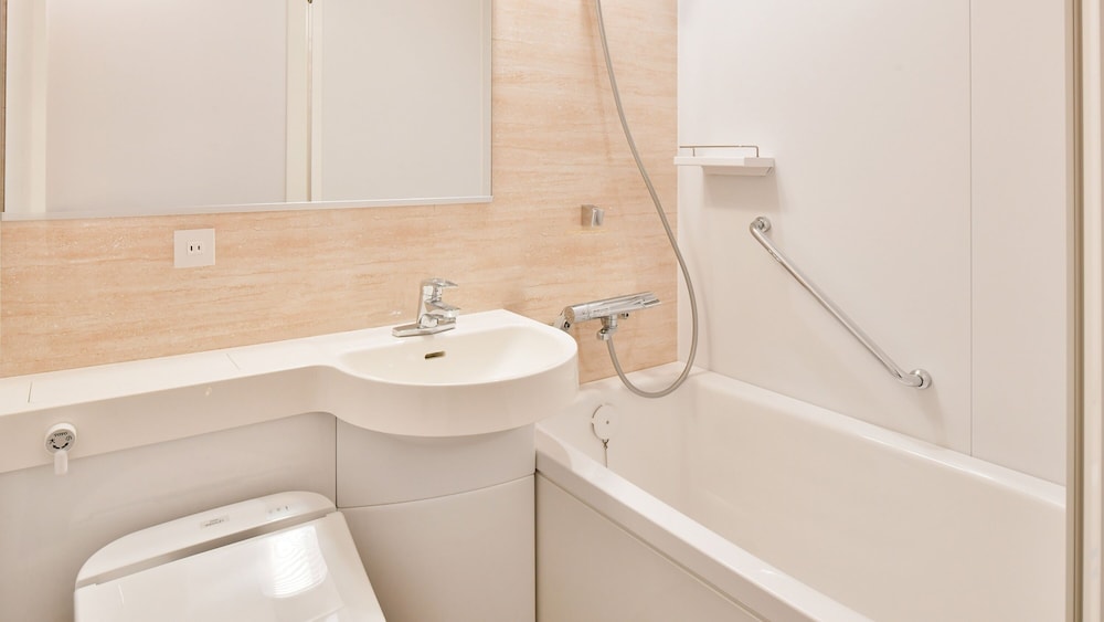 Double Room, Non Smoking (with shower booth) - Photo 9