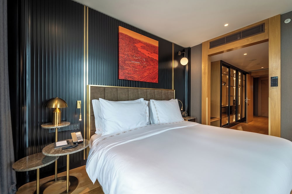 Signature Suite, 1 Bedroom, Terrace (Bosphorus View, Club Millesime Access) photo 3