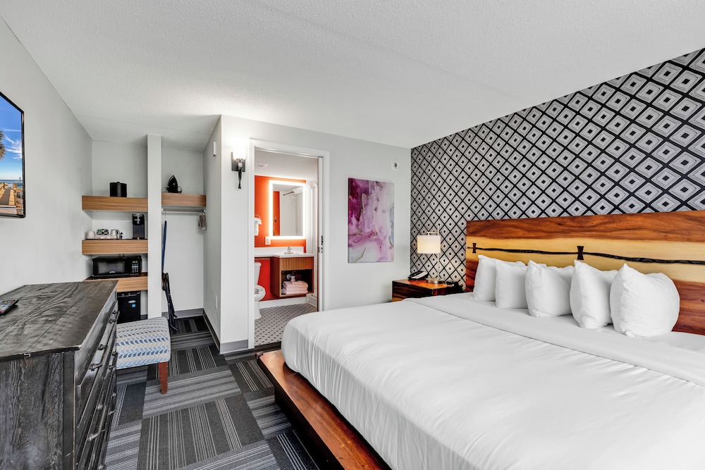 Standard Room, 1 King Bed, Non-Smoking photo 3