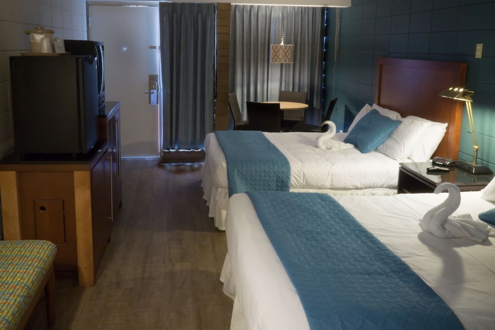 Family Room with 2 Queen Beds (ocean view or balcony) photo 2