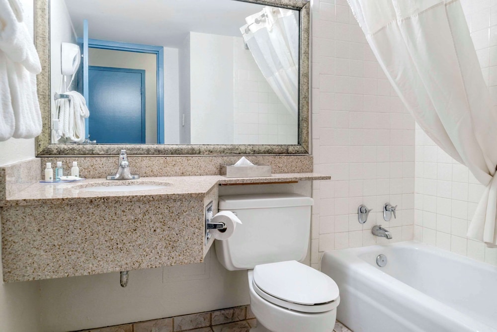 Suite, 1 King Bed, Non Smoking, Jetted Tub - Photo 2