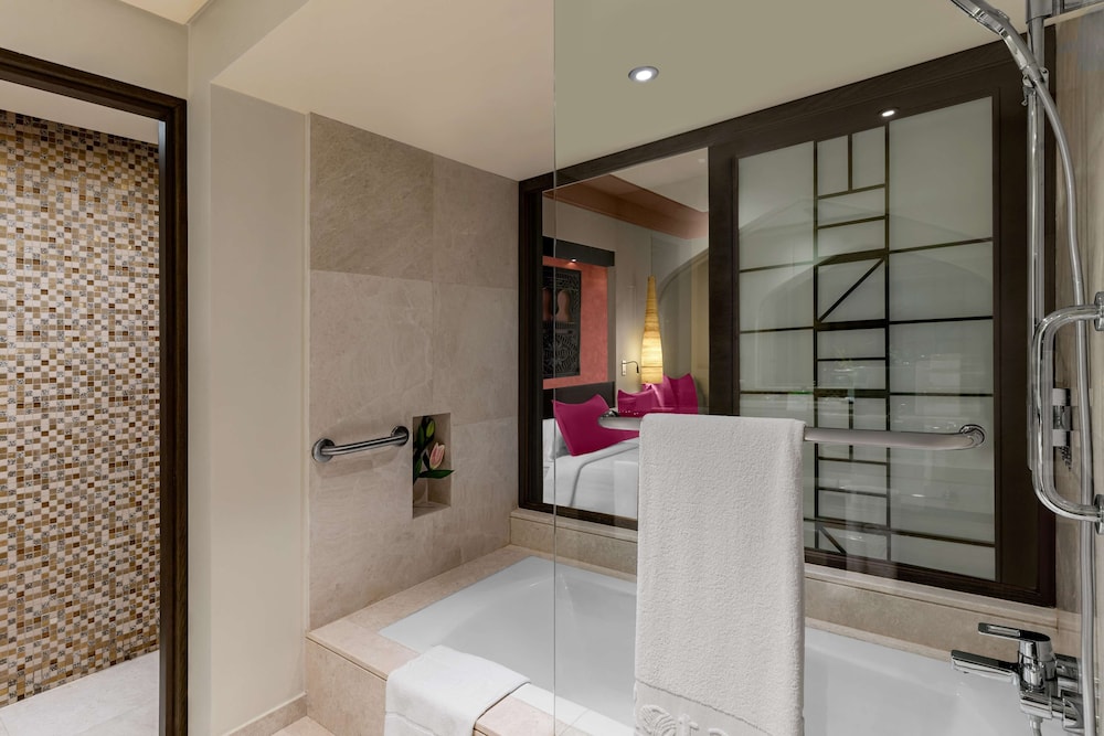 Spacious Family Garden Room - King Bed with Aqua Park Access photo 2