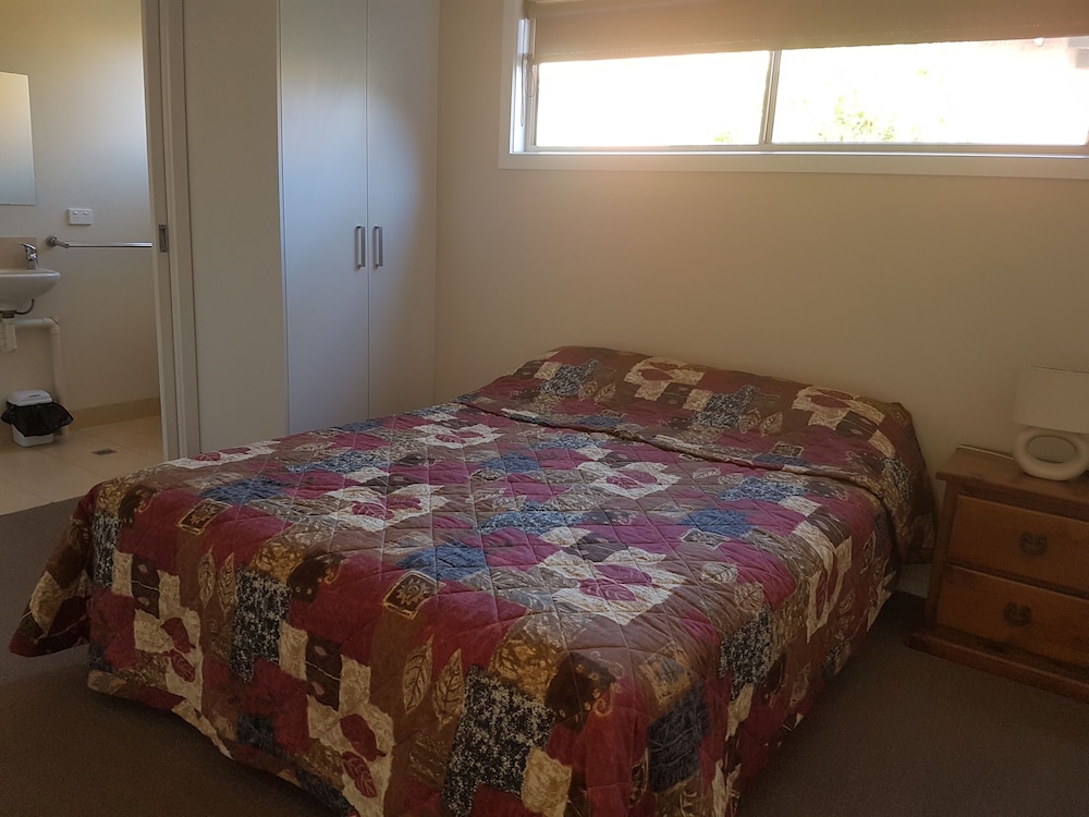 Accessible 3 Bedroom Waterfront Cabin (1 Queen, 1 Double, 2 Single, 1 Bunk) - 6 photo 3