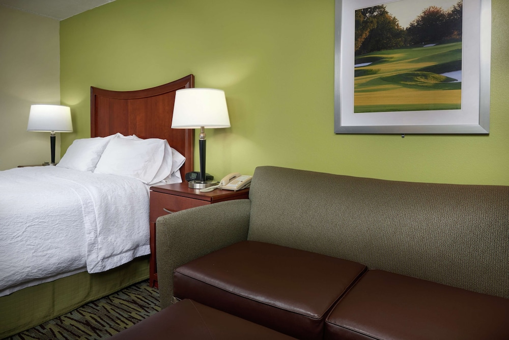 Standard 1 Queen Bed with a Sofa Bed photo 1