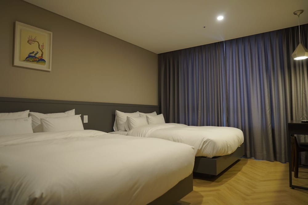 King Superior Twin Room