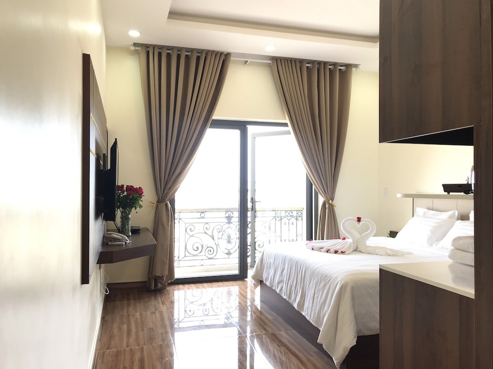 Luxury Room, 1 King Bed, Balcony, River View - Photo 5