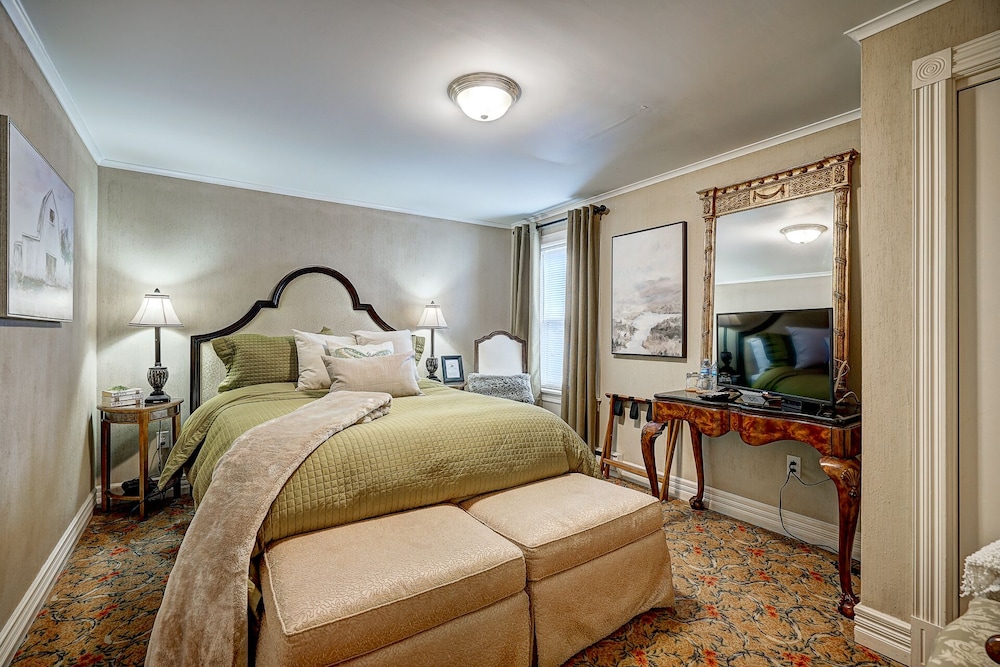 Comfort Room, 1 Queen Bed (Rowe) photo 1