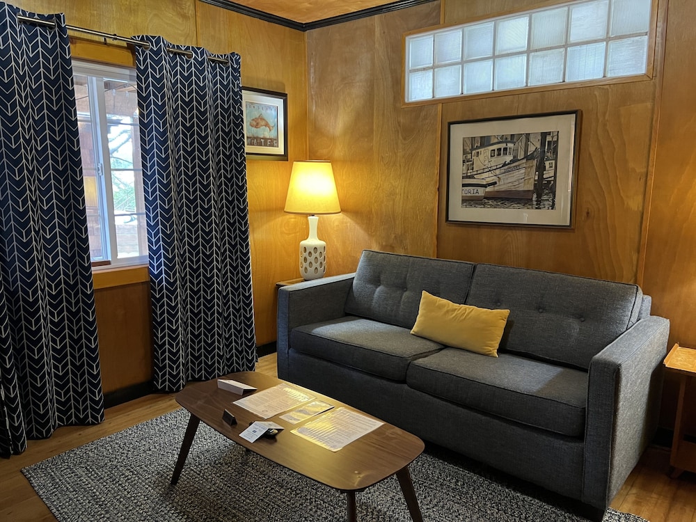 Premium Suite, 1 King Bed with Sofa bed- Pet Friendly
