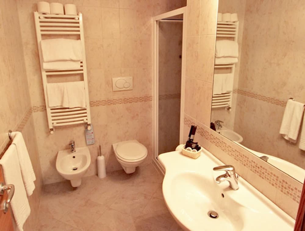 Deluxe Room, Multiple Beds - Photo 5