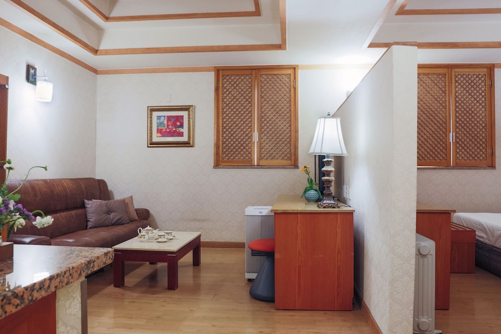 Premier Twin Room - Photo 2