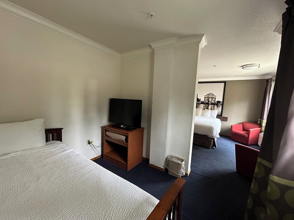Premium Suite, 3 Beds, Non Smoking photo 1
