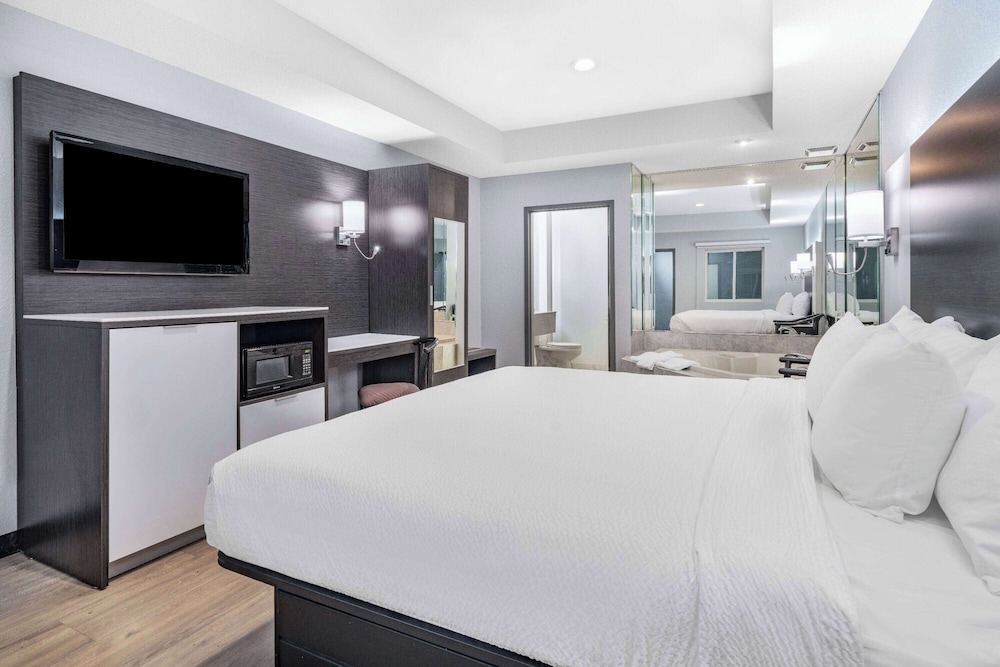 Deluxe Suite, 1 King Bed, Non Smoking - Photo 2