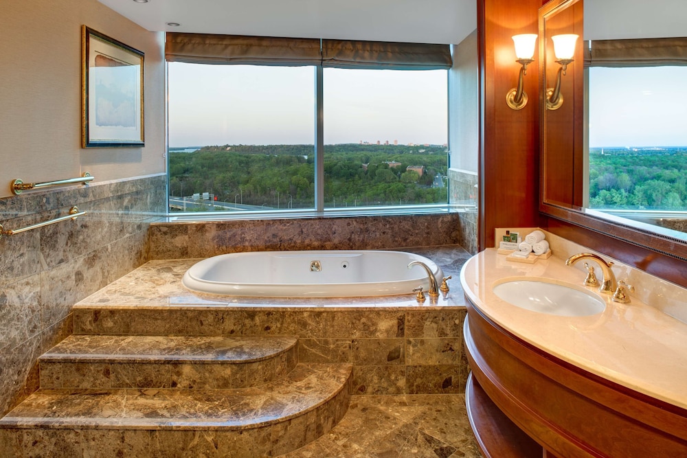1 Bedroom Suite, 1 King Bed, Jetted Tub - Photo 7