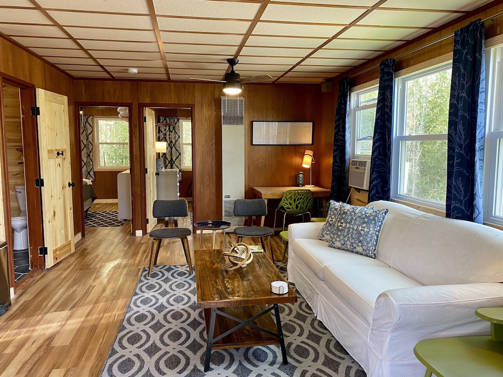 Lakeside Cottage 6