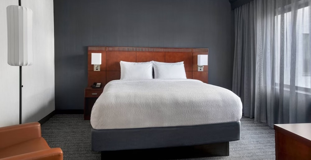 Suite, 1 King Bed with Sofa bed - Photo 4