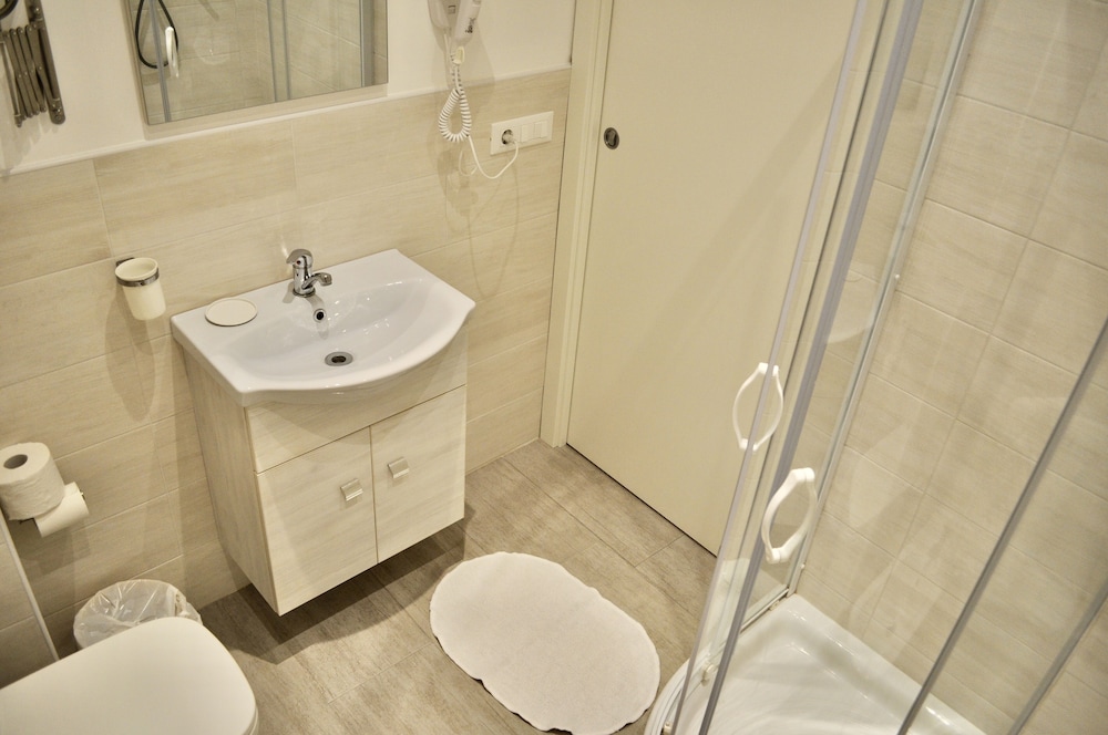 Quadruple Room - Photo 7