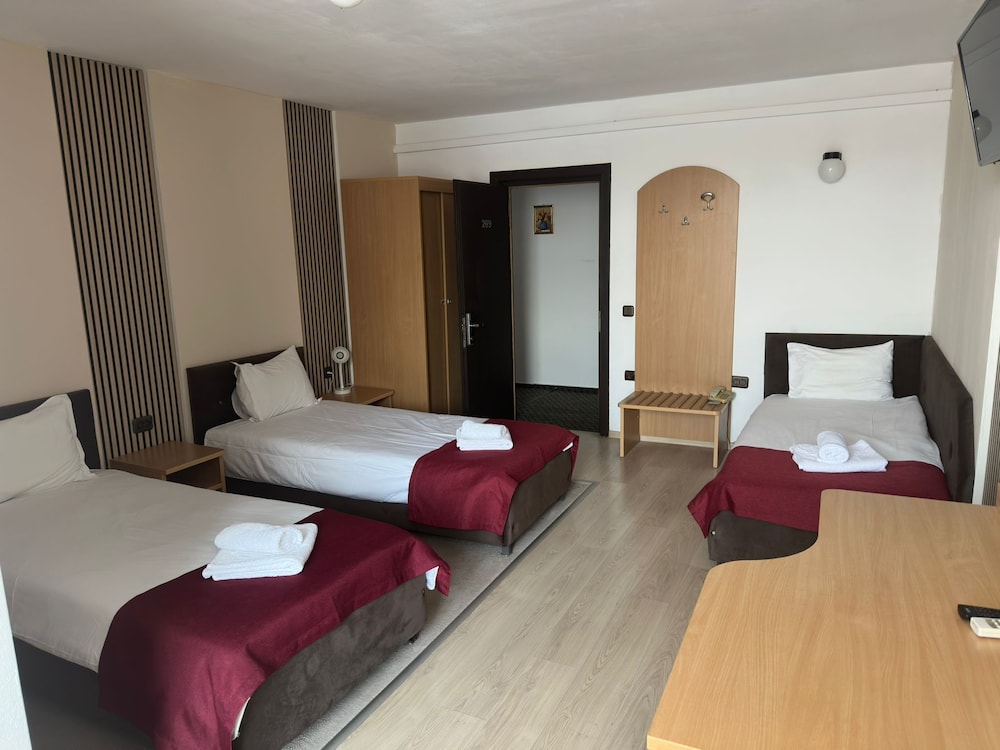 Classic Triple Room, 3 Twin Beds photo 3