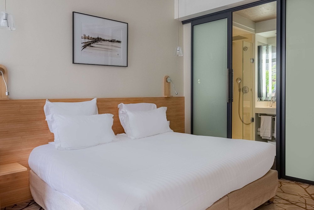 Deluxe Room, 1 Queen Bed, Non Smoking, Balcony