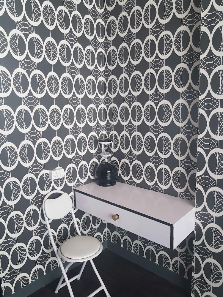 Designer Black Room photo 3