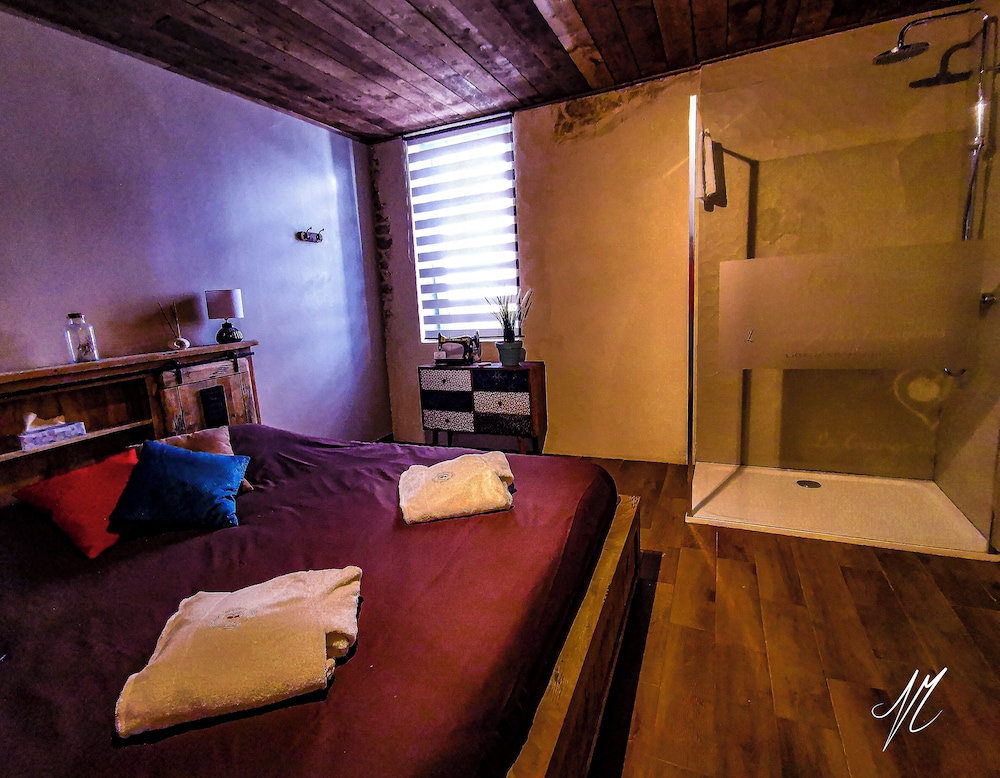 Standard Room, 1 King Bed photo 3