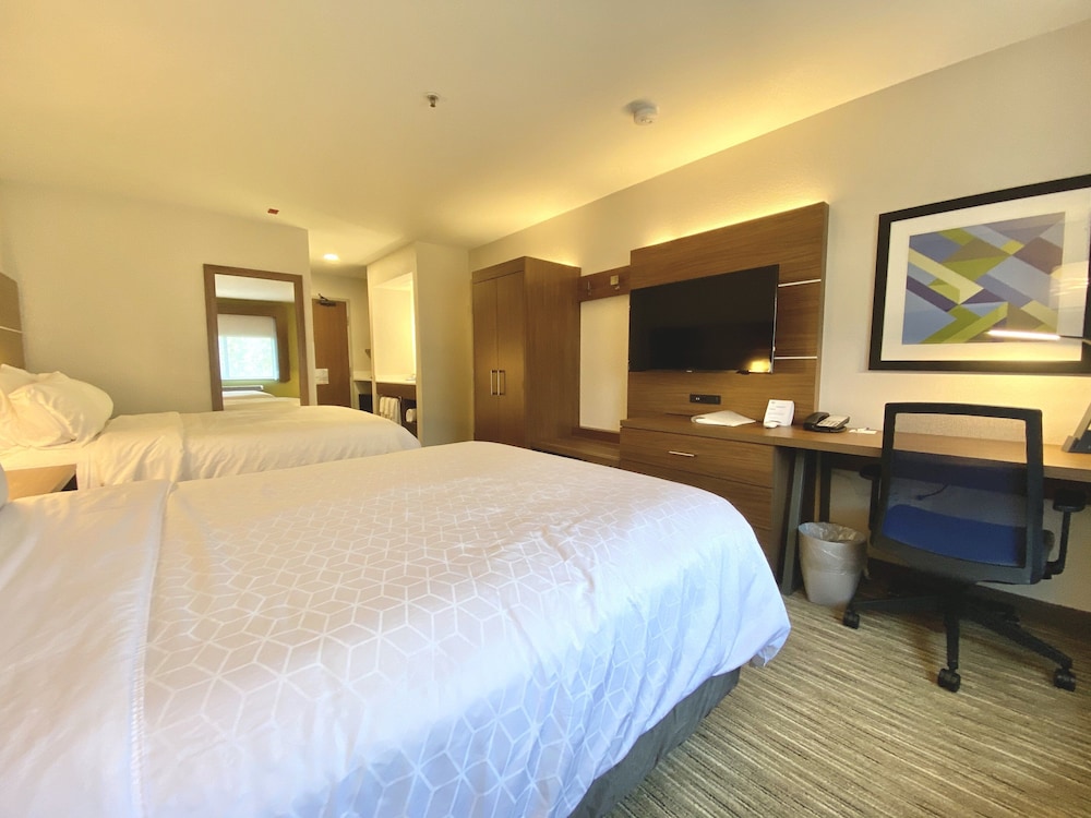 Studio Suite, 2 Queen Beds (Bath/Shower Combo) photo 1