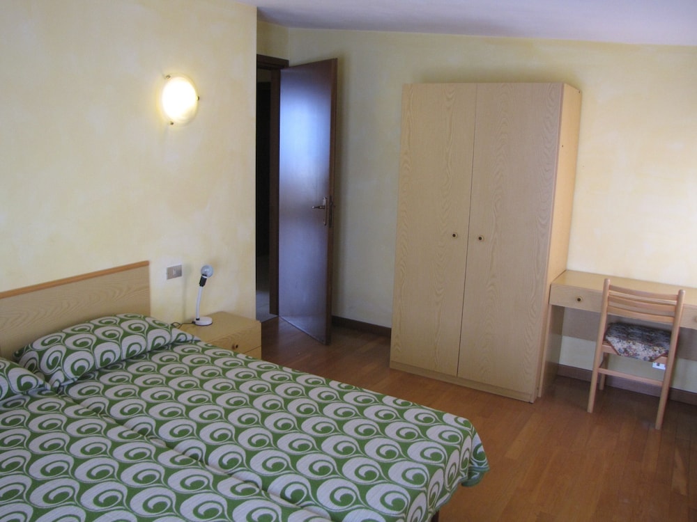 Apartment, 3 Bedrooms, 2 Bathrooms photo 2