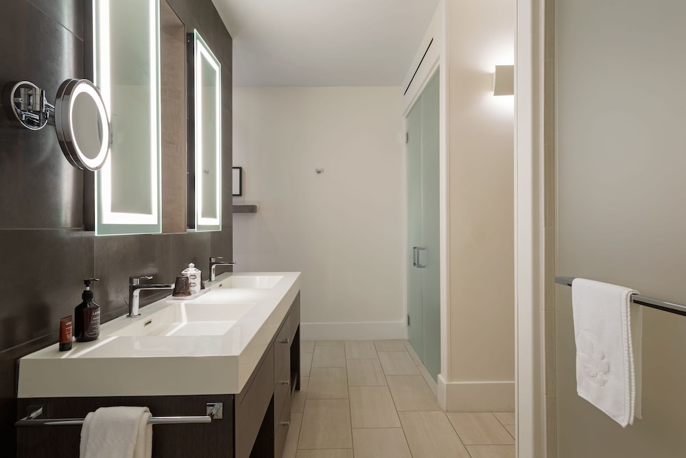 Room, 2 Queen Beds, City View - Photo 4